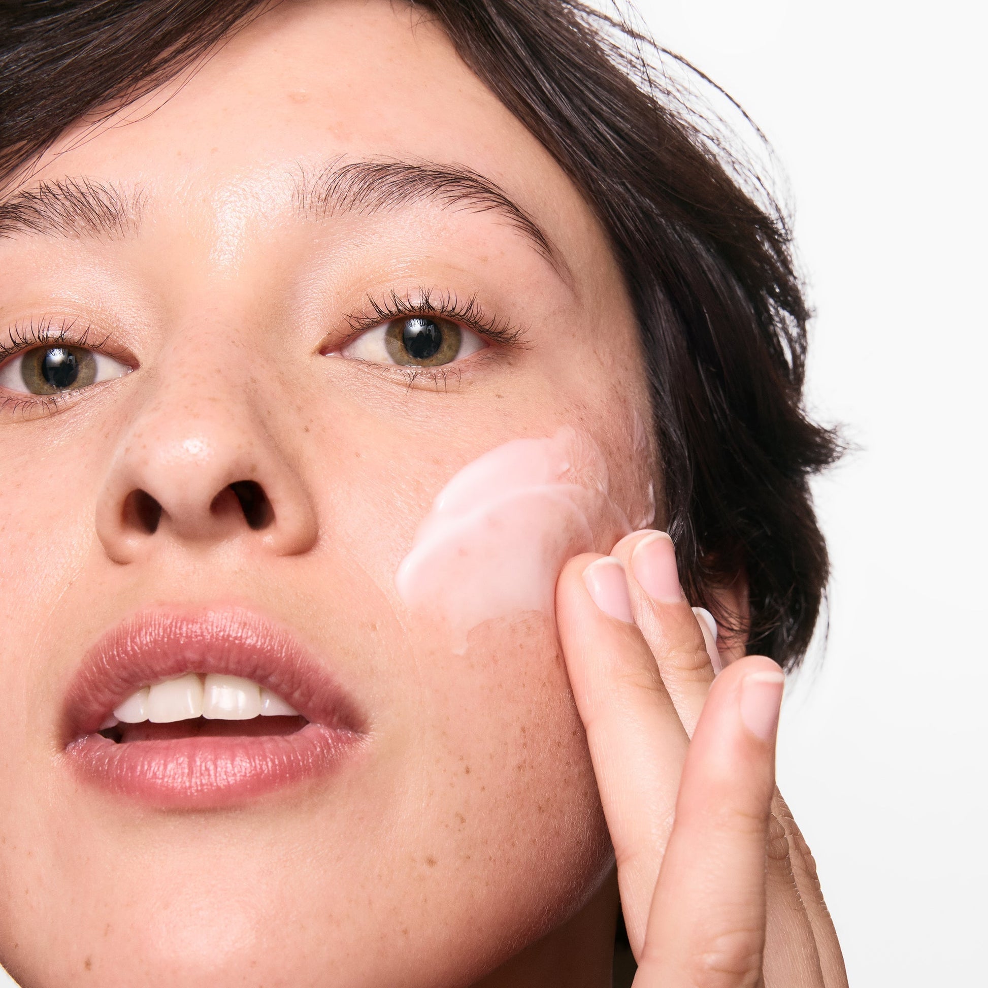 hydrating-cleanser-and-oil-free-moisturizer-duo-a4 01_LYDIA_12_APPLICATION_OMEGA_SUPERSIZE_036_1_8483aad9-c9a3-46f0-b735-539c739306ac.jpg