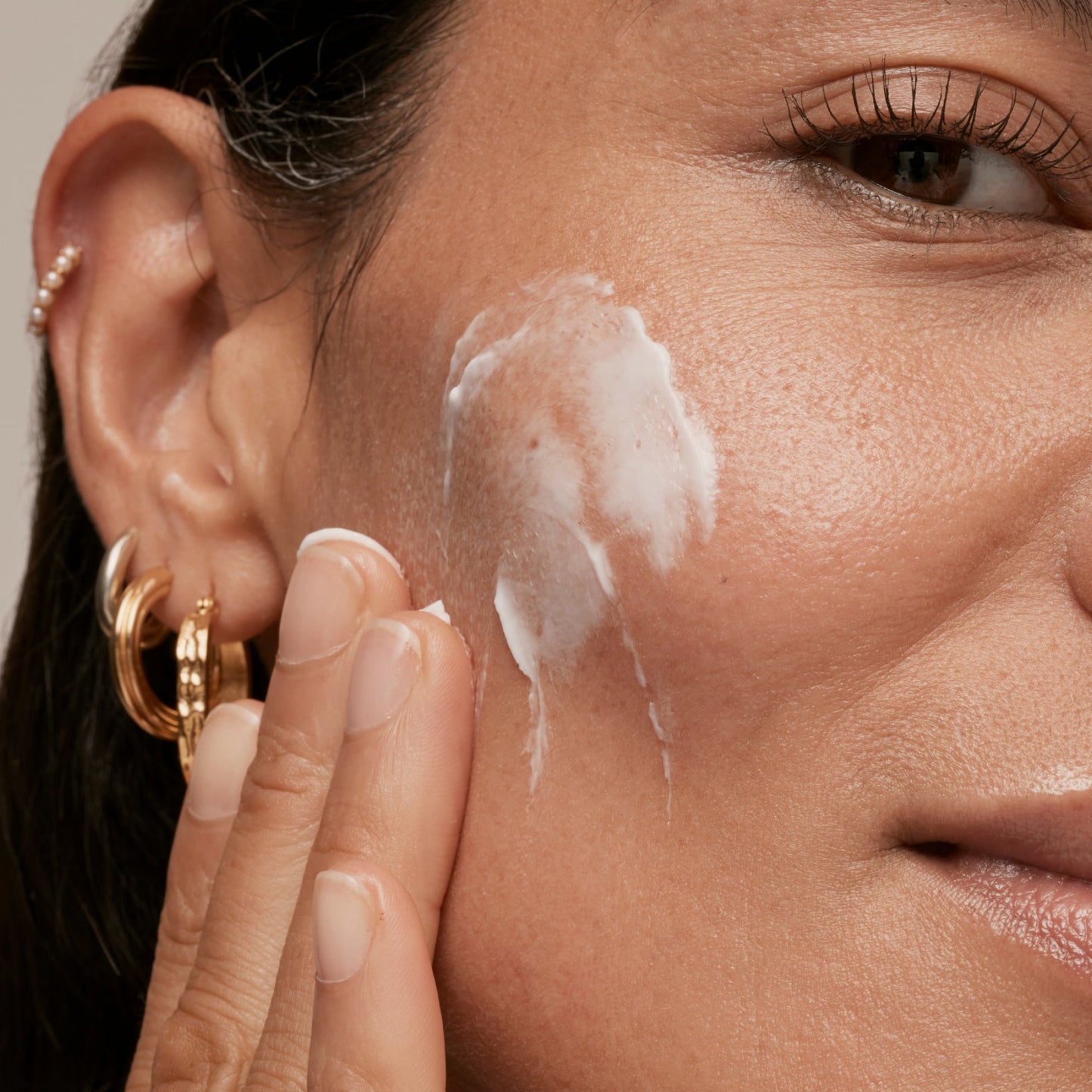 simple-skincare-cleanser-and-ceramide-moisturizer-duo-f7 INKEY_DTC_Bio-ActiveCeramide_Ppage_Model_02_dd0fc443-e441-4e82-ac65-ebe93c1b6365_1.jpg