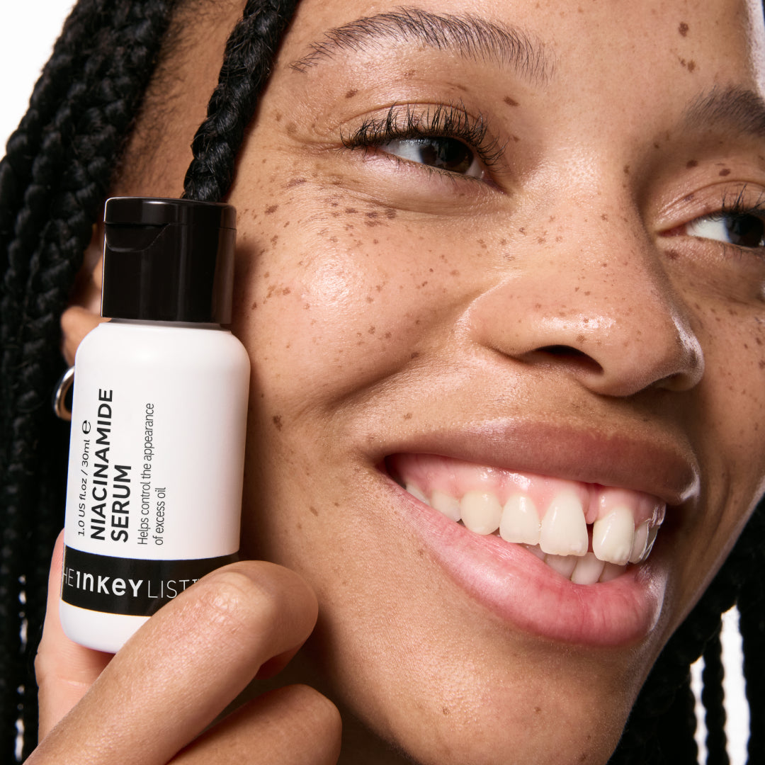 10-niacinamide-serum-duo-z4 Model01_d6be0920-41bd-4df2-8281-5a1face2e177.jpg